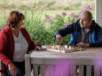 Hospizarbeit: Hospizhelferin und Gast spielen Schach