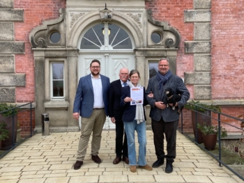 Spende für Alpaka-Therapie – René Domke und sein Wahlkreisbüro in Wismar unterstützen Hospiz