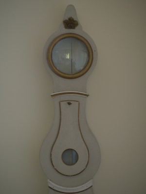 Eine Standuhr ohne Uhrwerk, Zifferblatt und Zeiger